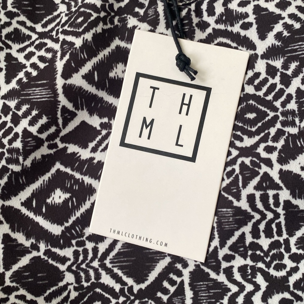 NWT THML Black and White Flutter Sleeve Print Top Blouse size L - Picture 10 of 11